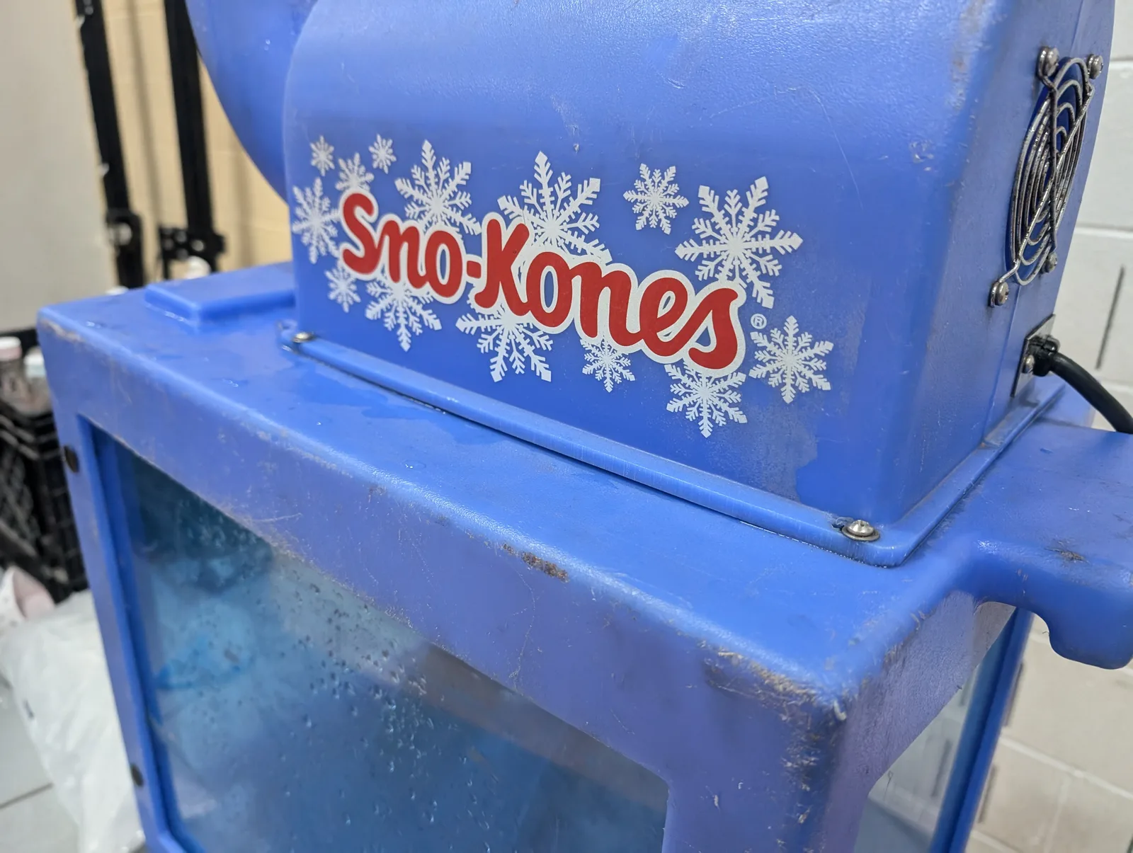 Blue snow-cone machine and serving tray
